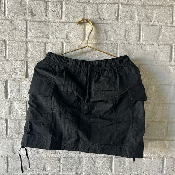 Lululemon Nylon Cargo Mini Skirt
Black small - Picture 2 of 4